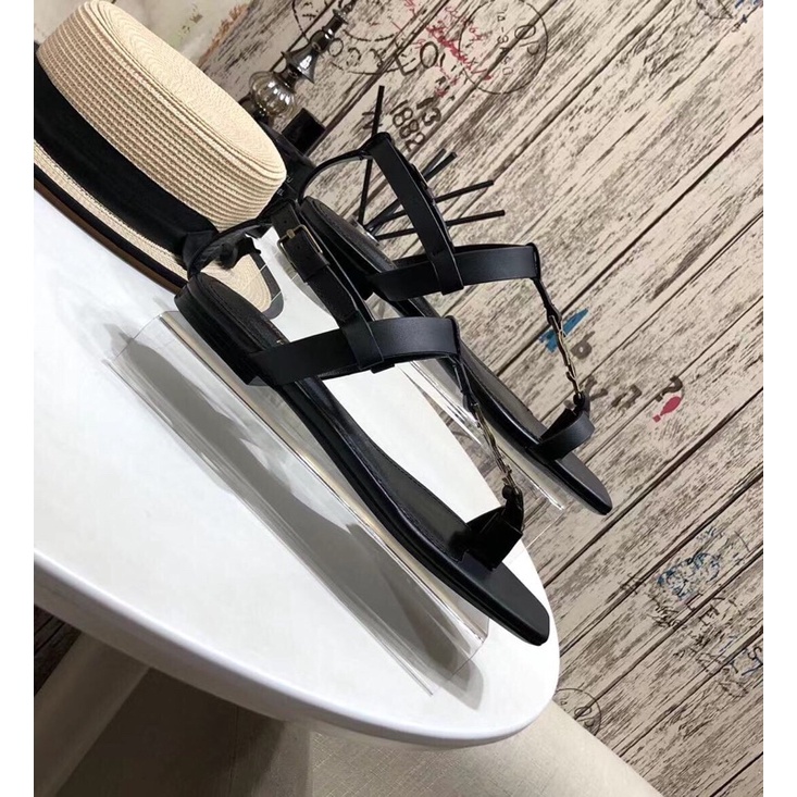 Dép thời trang nữ đế thấp xỏ ngón dây quai đính logo kim loại hoạ tiết