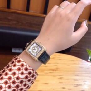 Đồng hồ nữ Versace mã DV20 mặt vuông viền đính đá kim cương khóa thông minh hot nhât hiện nay