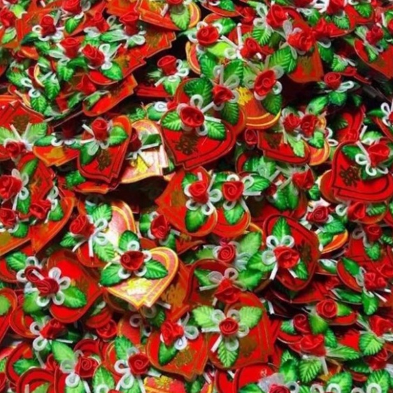 Hoa cài áo cho khách mời trong ngày cưới