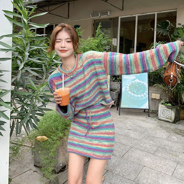 Bộ Áo Sweater Dệt Kim Kẻ Sọc Cầu Vồng Dáng Ôm Phối Chân Váy Rút Dây Thời Trang Mùa Thu Cho Nữ