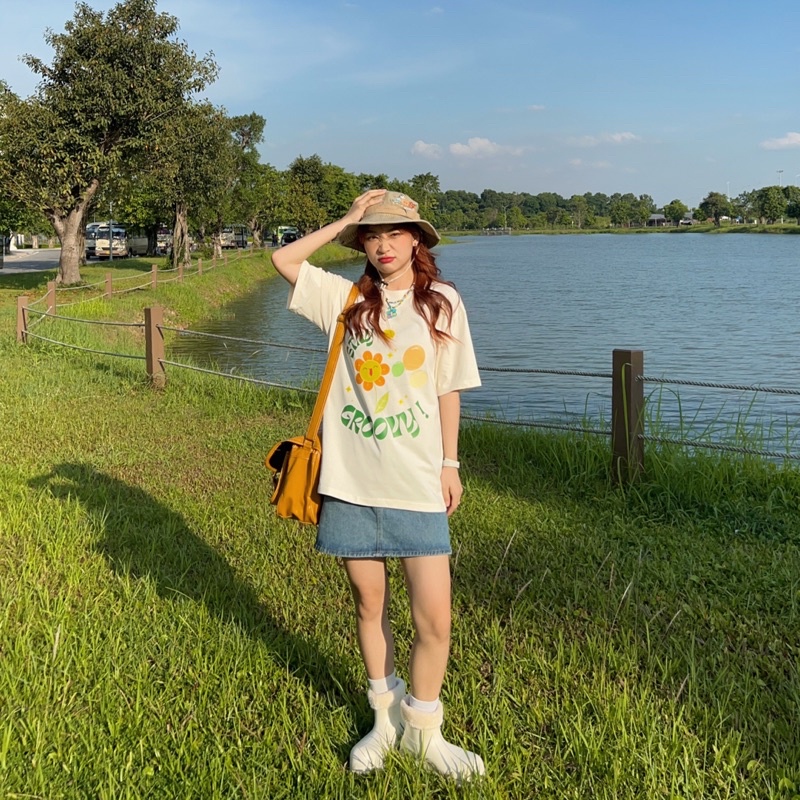 Áo thun tay ngắn cổ tròn in hình - Stay Groovy