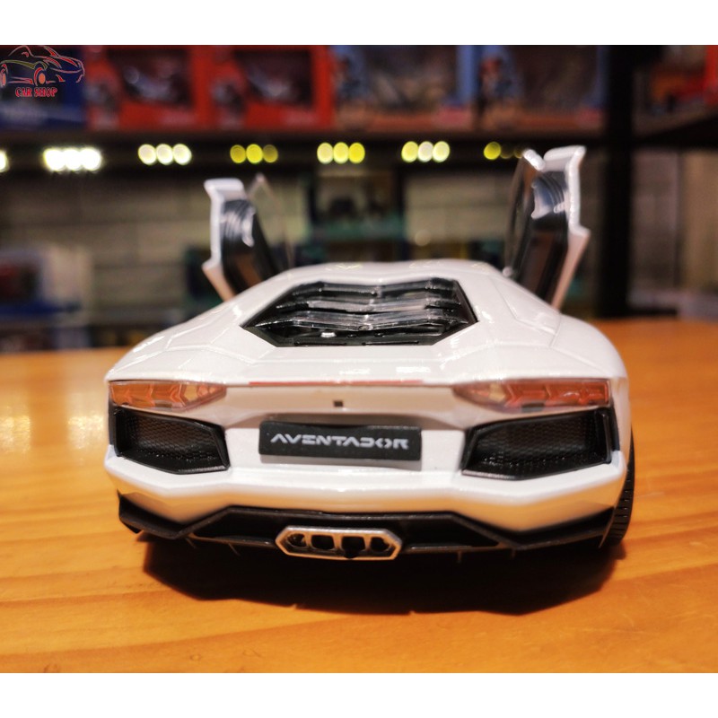 Mô hình xe hợp kim Lamborghini Aventador LP700-4 Welly tỉ lệ 1:24 màu trắng