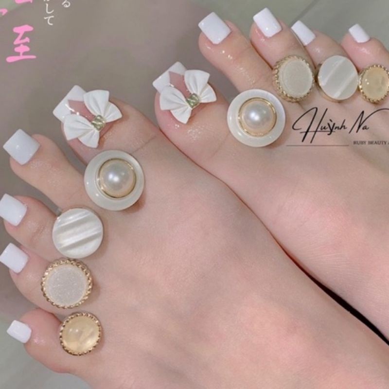 Charm nơ đen trắng quốc dân trang trí móng nail