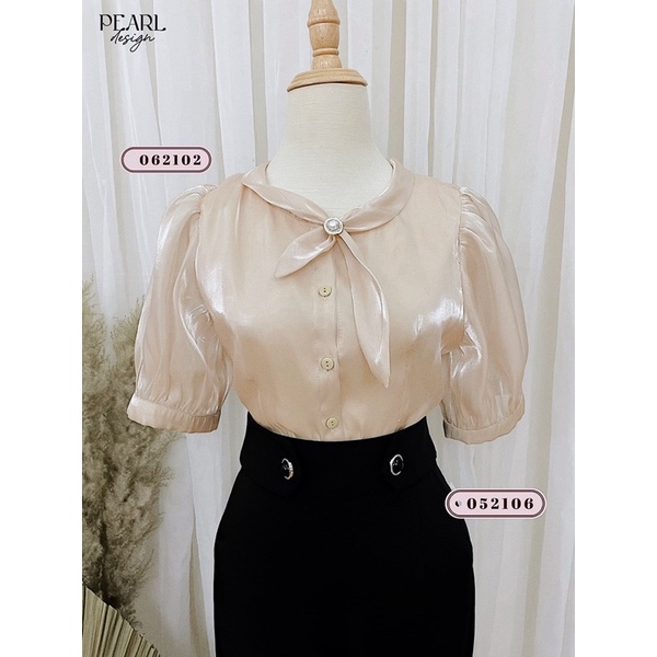 Áo sơ mi chiết eo tay bồng lụa tơ óng kiểu cách điệu nơ cổ nữ Pearl Design 062102