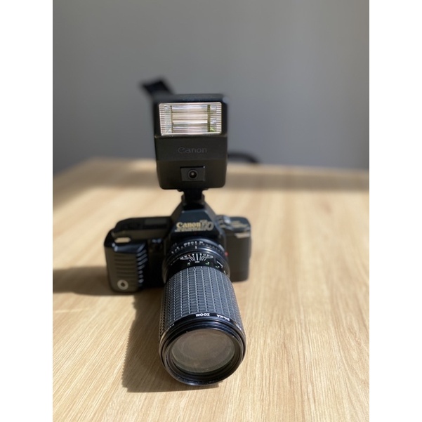 Bộ máy ảnh cổ trưng bày Canon T70