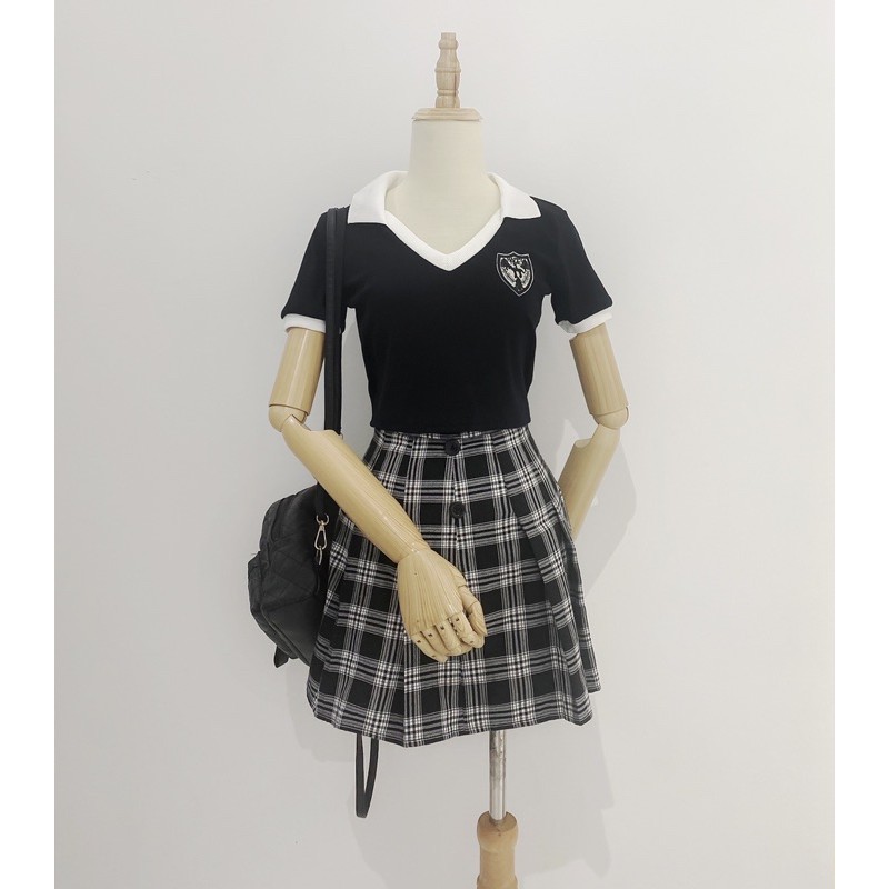 Áo thun nữ croptop đen cổ tim, cổ polo trắng Dalla Saigon