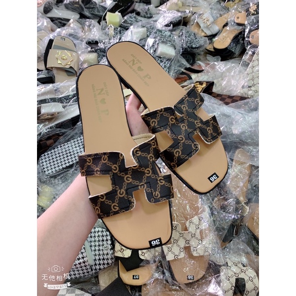 dép HM quai chữ GG nền vàng đầu vuông cực xinh.. bao bền đẹp. nắng mưa đều mang được. cam kết như hình. ( hình tự chụp )