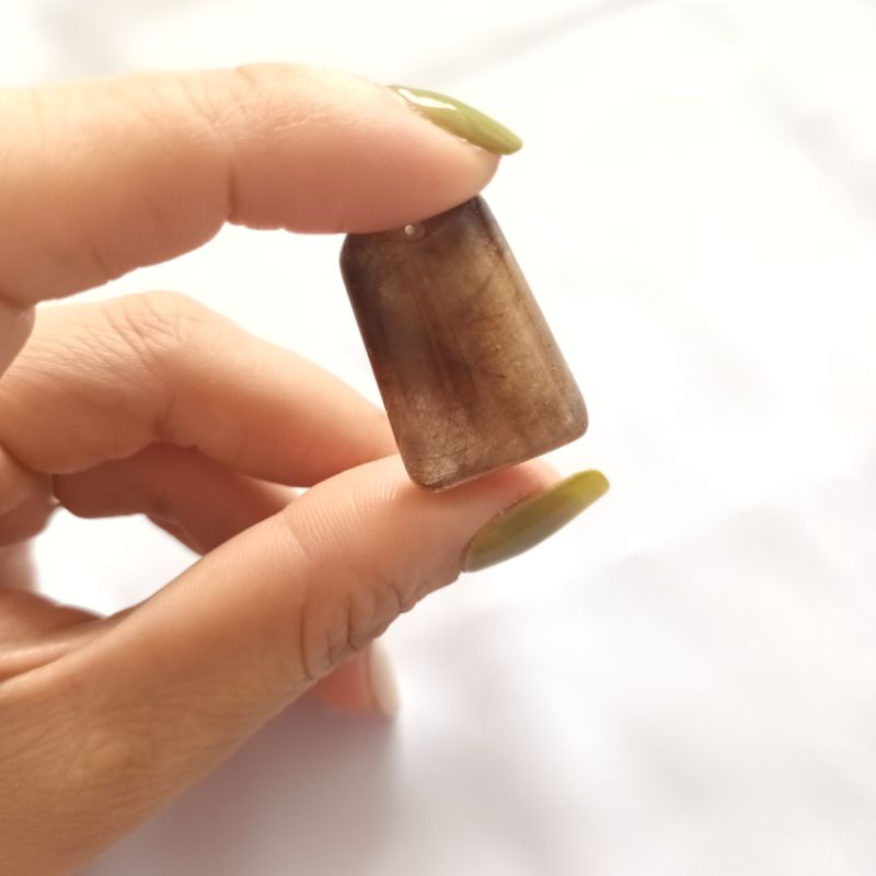 Mặt dây chuyền trụ đá thô tóc đỏ mệnh hỏa thổ