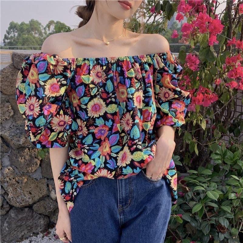 Áo trễ vai điệu đà sexy.