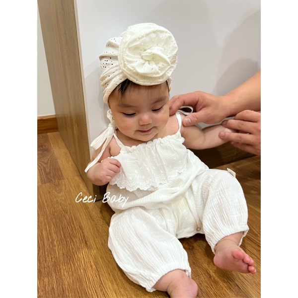 Bộ áo liền quần 2 dây sơ sinh bé gái màu trắng đáng yêu ảnh thật