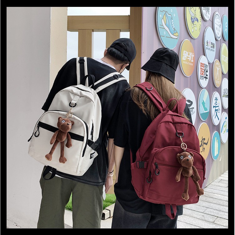 Balo học sinh móc treo ở giữa