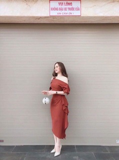 Đầm rớt vai cài hoa