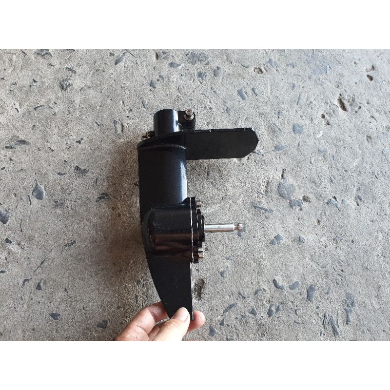 Cụm chân vịt đứng.Thay thế dàn láp máy cắt cỏ chạy thuyền. Hộp số dàn láp chân vịt đứng