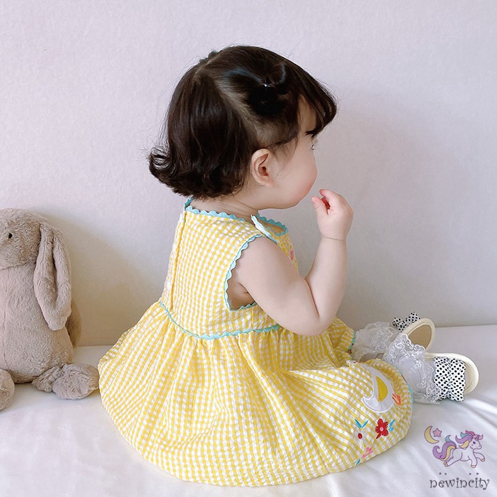 Đầm sát nách họa tiết thêu đáng yêu dành cho bé gái