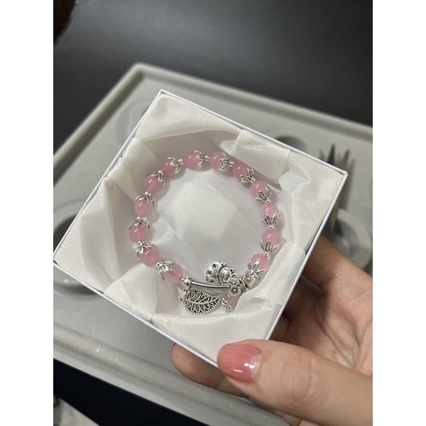 Vòng tay màu hồng mix charm