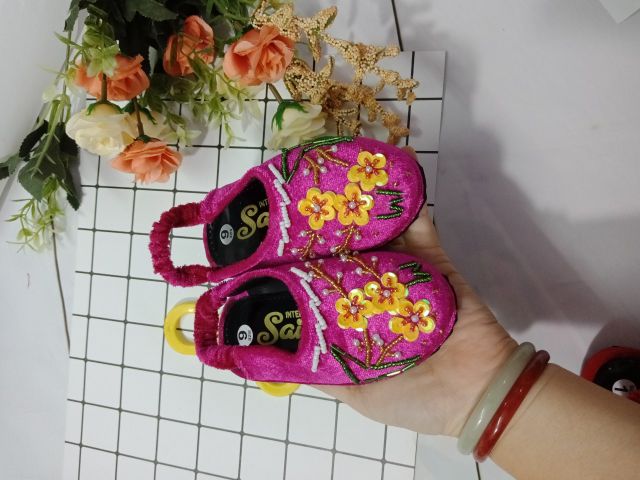 Hài nhung thêu tay họa tiết xuân cho bé