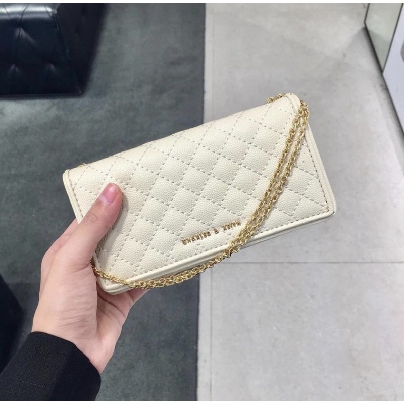 Ví dáng dài kèm xích đeo chéo