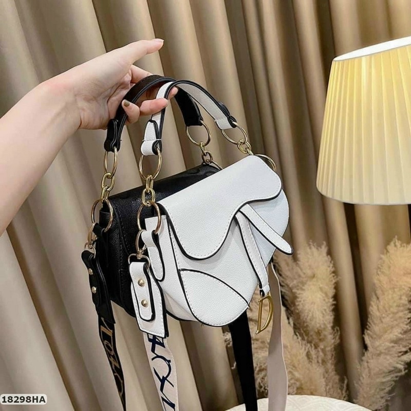 Túi Xách Yên Ngựa DIOR size 18 kèm dây đeo chéo màu đen - trắng