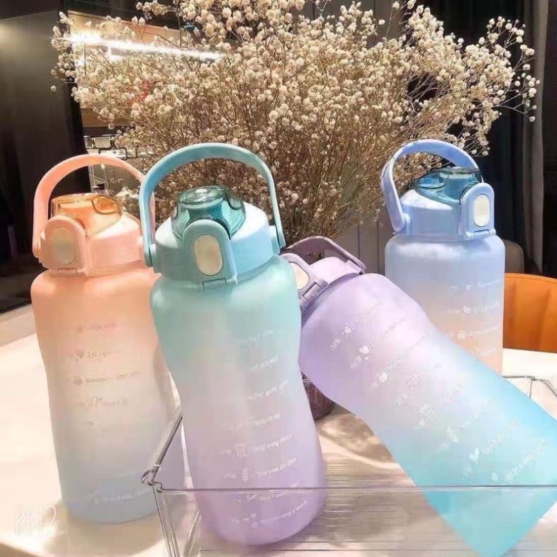 -HOT-Bình nước 2 lít tặng Sticker dành cho người lười uống nước GSPORTS bình nước cute 2L có ống hút, vạch chia nhắc giờ