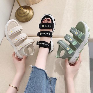 Sandal nữ hoa cúc fashion 3 quai ngang để đi học đi chơi hot nhất hè 2022, dép quai hậu nữ xinh xắn 3 màu đen kem xanh