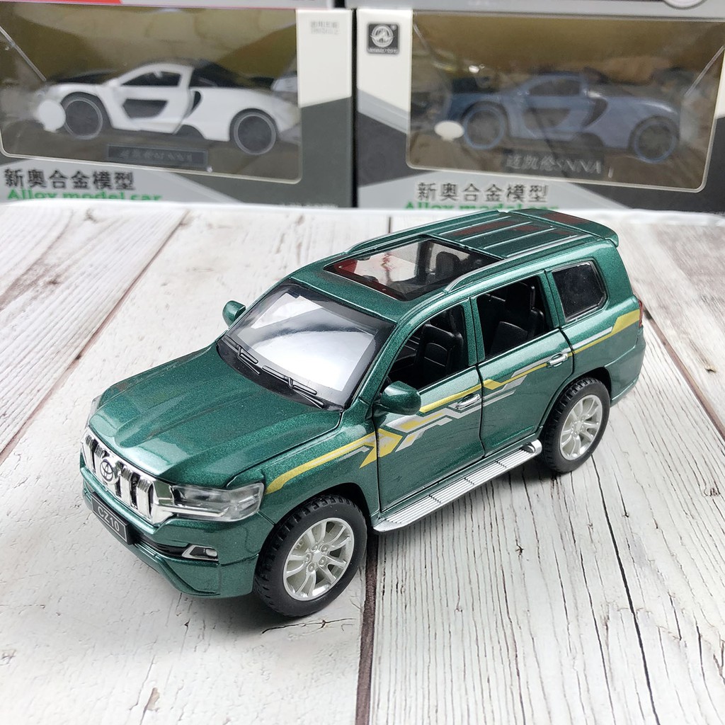 Xe mô hình tỉ lệ 1:32 Toyota Land Cruiser Prado hãng Chezhi màu Đỏ, Xanh bộ đội