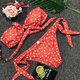 Bikini chấm bi đỏ đô mẫu Tây