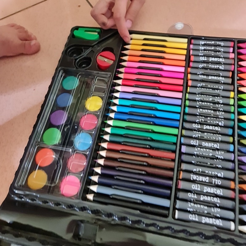 Hộp bút màu 150 chi tiết cho bé vẽ hội hoạ giúp kích thích thị giác