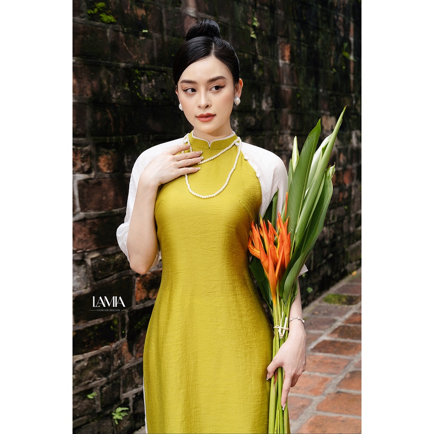 Áo dài truyền thống Lamia Design AD075 tơ xước Nhật màu vàng lá mạ