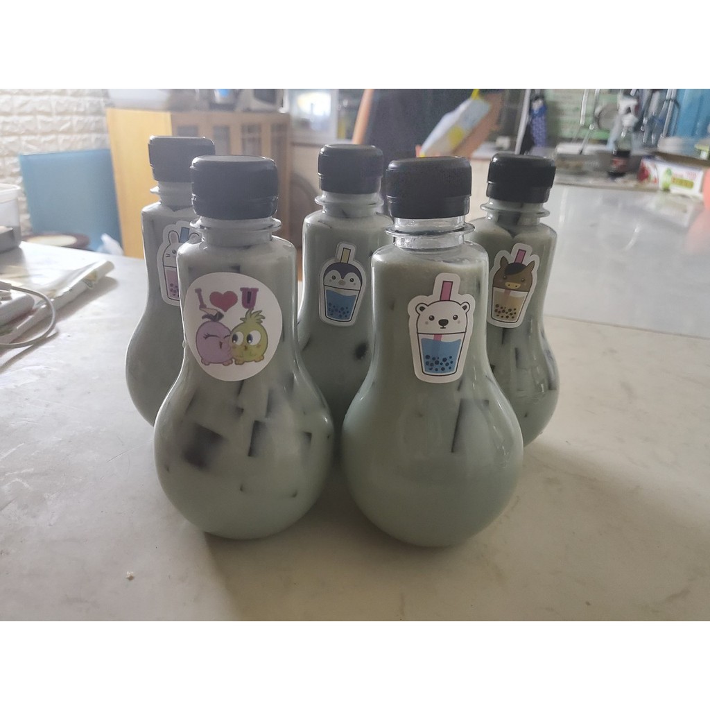 Combo 50 chai nhựa bóng đèn 350ml  nắp vặn có hình dán trên chai Chất liệu nhựa Pet ( kèm 20 hũ sữa chua 160ml)