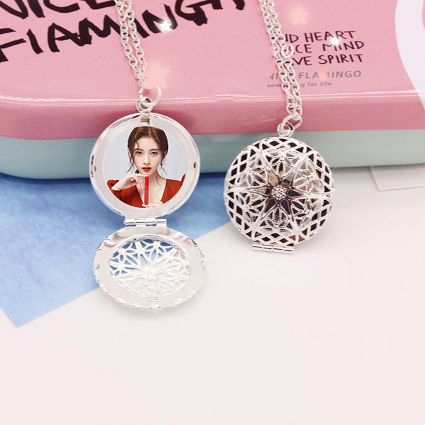 (80k) Vòng cổ in hình CÚC TỊNH Y đóng nắp kim loại xinh xắn