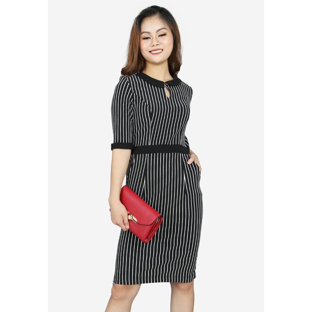 Đầm vải thun kẻ đen trắng tay lỡ cổ tròn The One Fashion DDY3761KDE