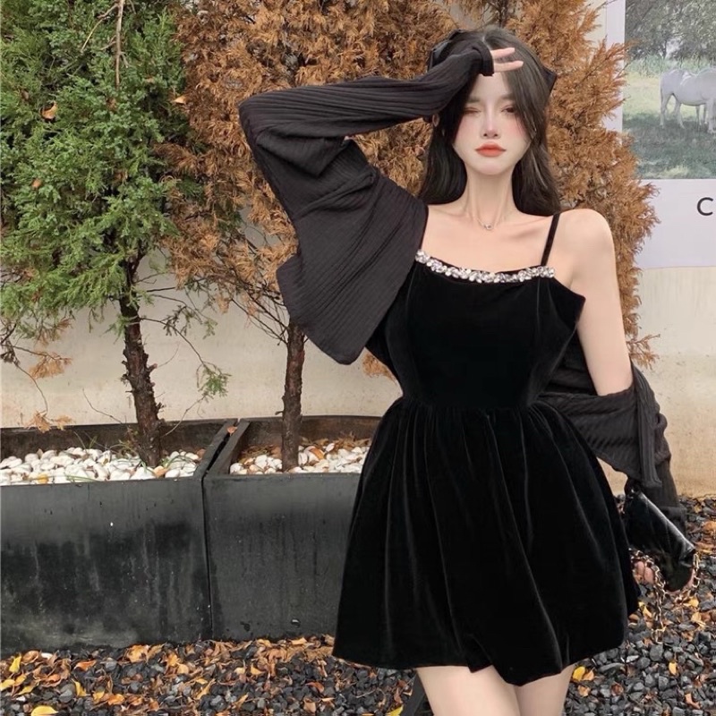 Váy hai dây chất nhung đuôi phồng phối kèm khoác lửng trendy