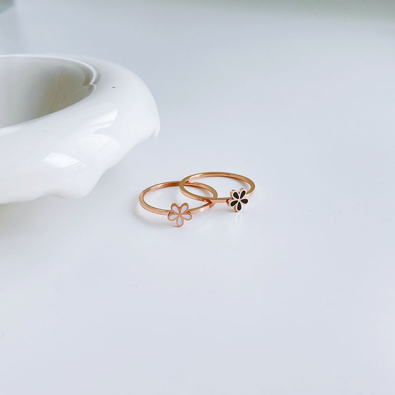 Nhẫn đeo tay bằng thép titan màu trắng đen họa tiết hoa cúc phong cách Hàn Quốc