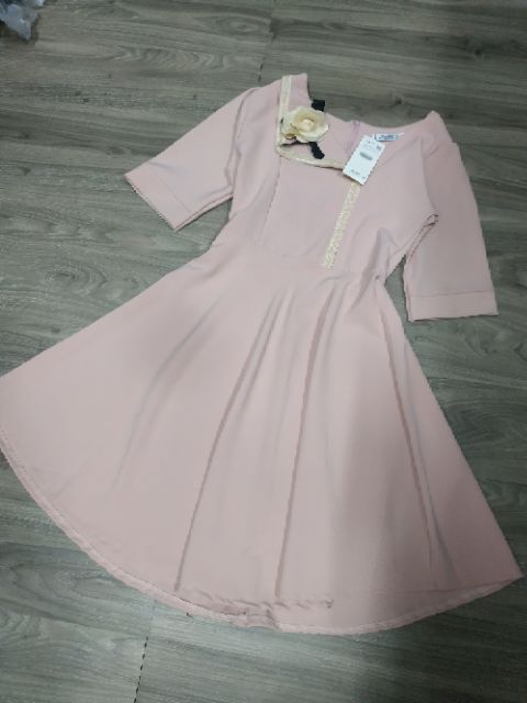 Váy cổ bẻ lệch kèm nơ xinh xắn