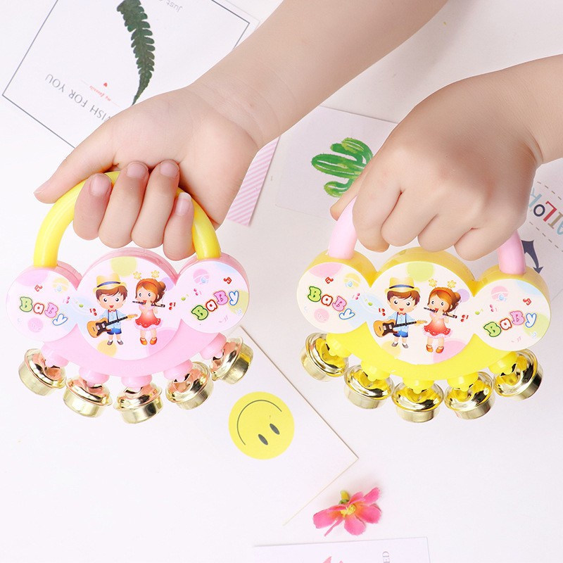 Đồ chơi xúc xắc và trống nhỏ cầm tay cho bé.