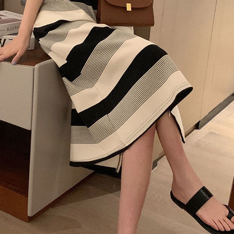 Đầm IELGY mỏng dáng rộng xẻ tà hoạ tiết kẻ sọc cổ điển cho nữ