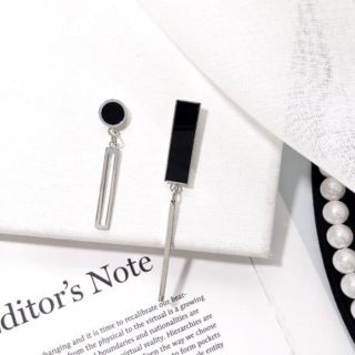 Khuyên tai cọc cạch đen trắng cá tính