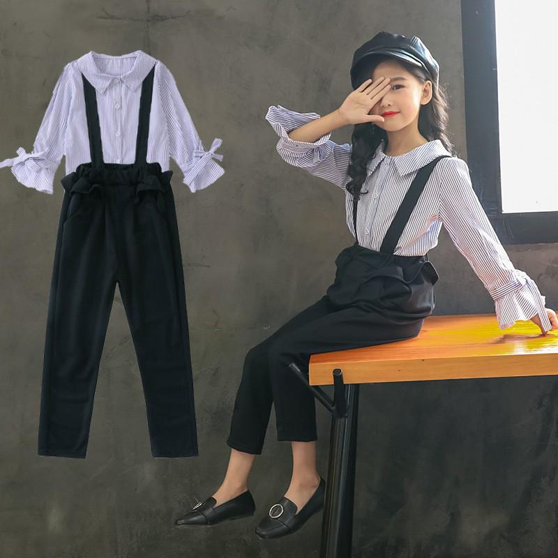 Bộ gồm áo sơ mi kẻ sọc đính nơ và quần yếm dài đáng yêu cho bé gái