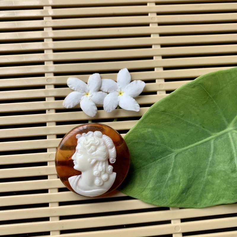 Cài áo cô gái cameo nhựa hàng Si Nhật