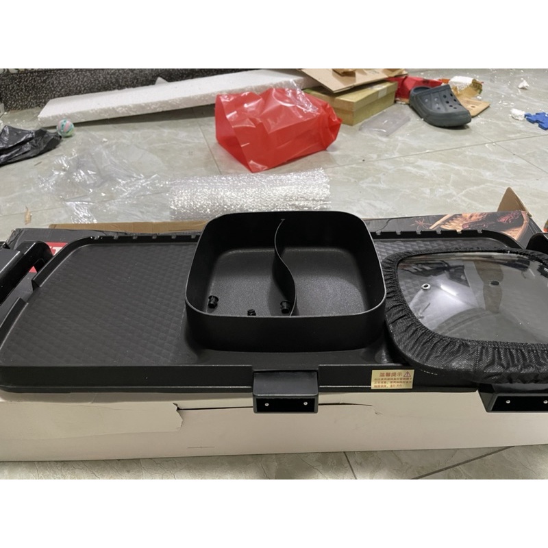Bếp Lẩu Nướng 3 Ngăn Lẩu Rời HAEGER Công Xuất 2200w Mặt Tráng Men Chống Dín