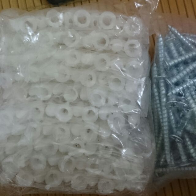 Tắc kê nhựa, vít 4