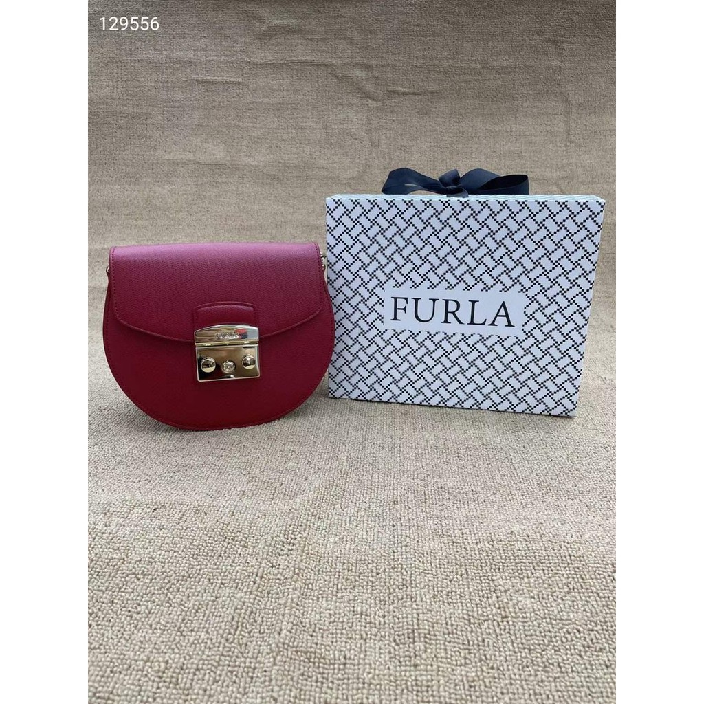 Túi đeo chéo nữ FUR_LA ME_TRO_POLIS  chi tiết chuẩn, từ đường keo mũi chỉ đến logo khắc đều sắc nét.