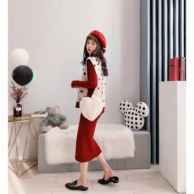 Set váy len và áo gile chấm bi