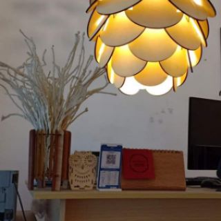 Đèn gỗ thả trần trang trí quả thông decor