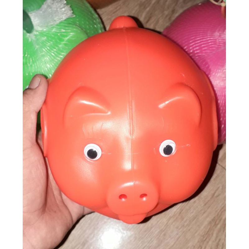 Một cái Ống heo tiết kiệm bằng nhựa HDPE loại kích thước 16x16x12 cm rất đẹp