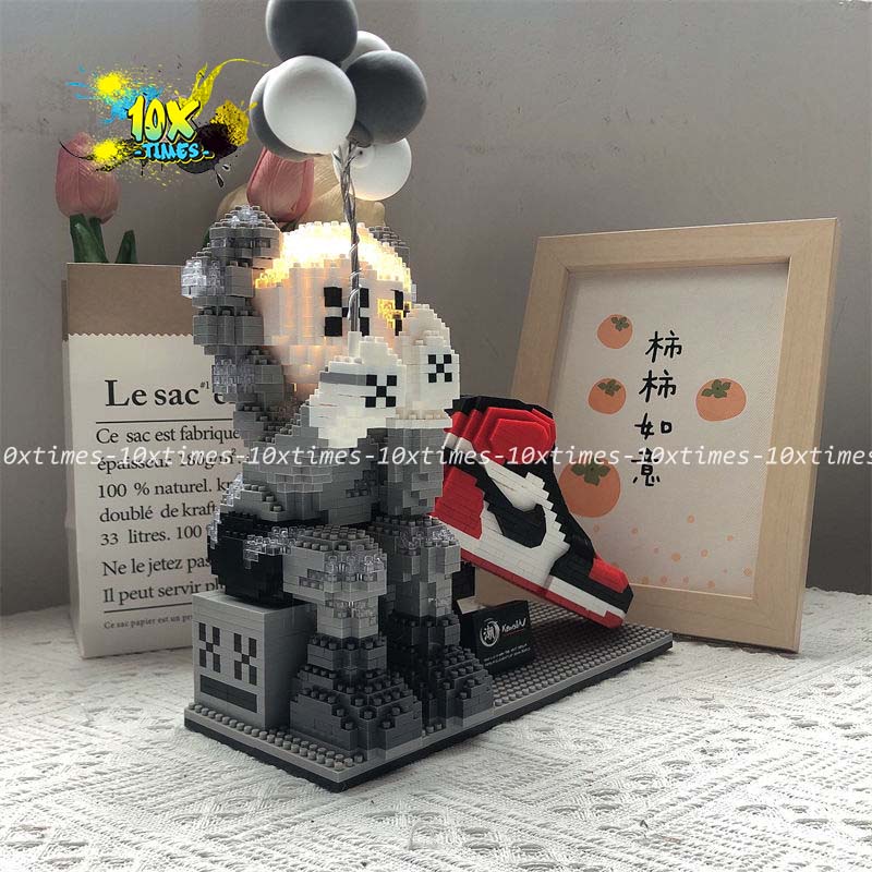 Mô hình lắp ráp ống bút Kwas và giày sneaker có đèn tặng trẻ em bạn trai , decor bàn học 10xtimes