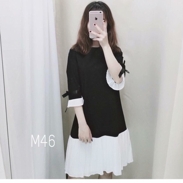Đầm đen phối xếp li xoè