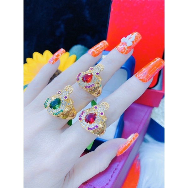 Nhẫn nữ kiểu con cóc ngậm đồng tiền lưng đá xanh đá đỏ dát vàng 18 cao cấp mẫu mới về
