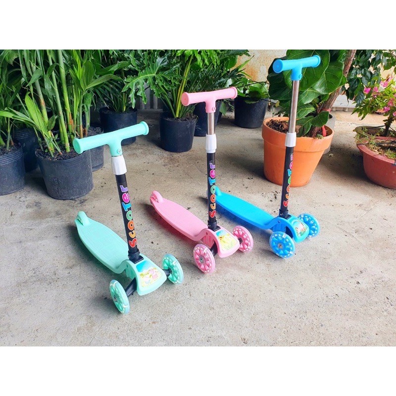 Xe trượt Scooter 3 bánh có bánh xe phát sáng cho bé giúp bé vận động thể thao ngoài trời