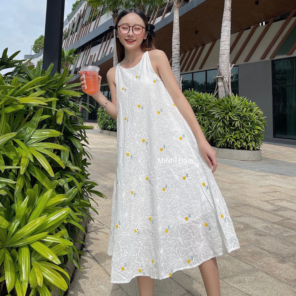 Đầm yếm dáng suông form rộng, Váy yếm 2 dây màu trắng Cao Cấp kate thêu hoa nhí, sát nách cổ tròn - MiNhi